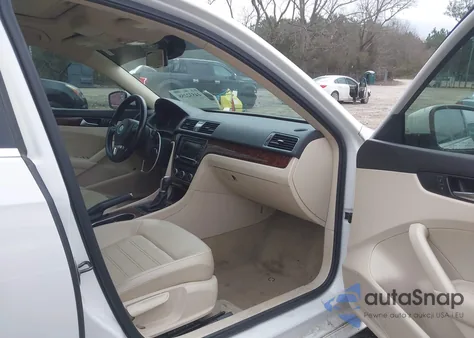 2013 Volkswagen Passat 2.5L Sel z USA, uszkodzony, nr VIN 1VWCP7A3XDC089068